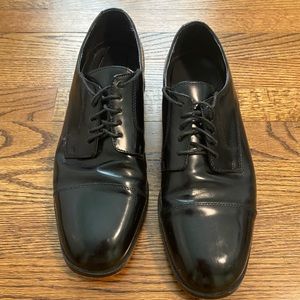 Men’s size 11 Nunn Bush dress shoes.